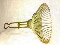 Гости дорогие,если кто-то из вас узнает эту вещь,напишите пожалуйста,для чего она была нужна.Зубчики её раздвигаются наподобие зонта,длина-20 см.,возраст-не менее 60 лет.