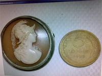 Из песка показался кружок с фигурой,душа обмерла,подумал-камея!Оказалось-пластиковая крышка с защёлкой.Монета даже не мыта-сохран великолепный!