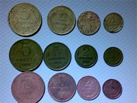 Вверху честные монеты из честного металла.Посередине образцы советов,хранившиеся в обычных условиях,внизу-советы тех же годов,пролежавшие на пляже вместе с монетами верхнего ряда.Вся их красота-лишь видимость,напыление.