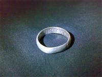 Интересное серебряное колечко.Внутри красивыми буквами написано: