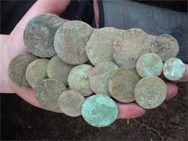 похоже что кошелек ,лежали вместе