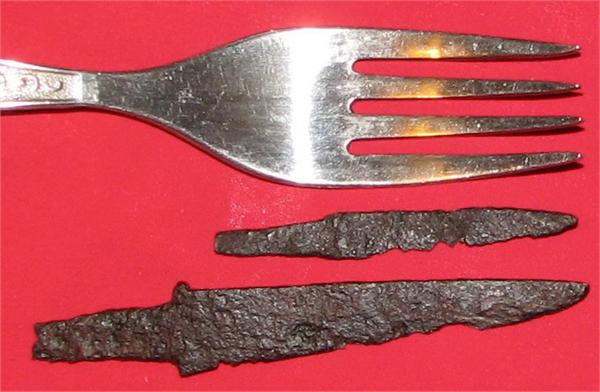 Вилка поднята в пруду, ножи в поле. Поле стирильное, без мусора, функция - геологоразведка.