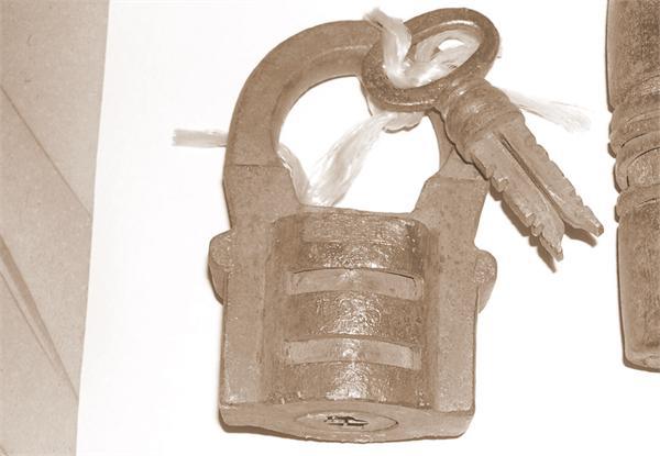 Навесной замок с ключом 1952 г