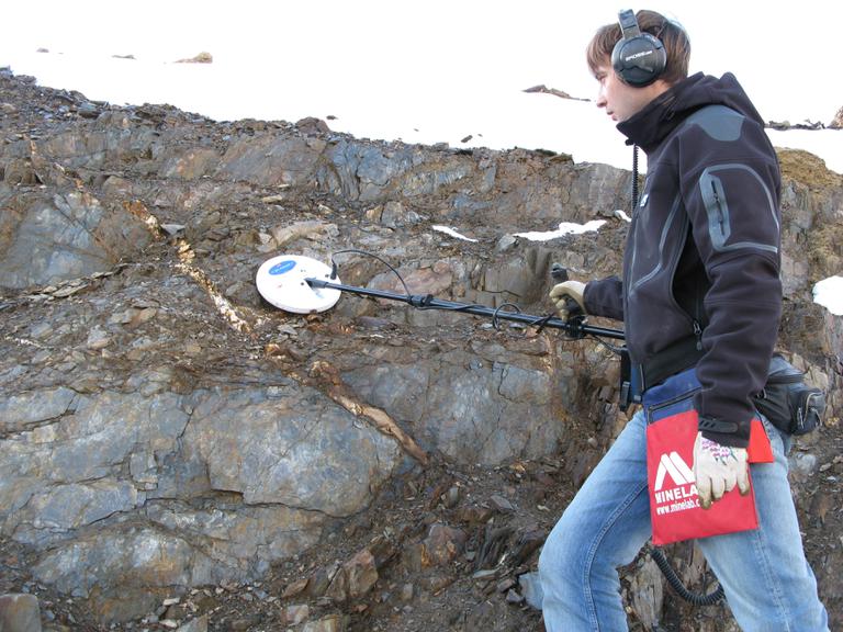 Геофизическое опробование борта траншеи с помощью металлоискателя GPX 4500