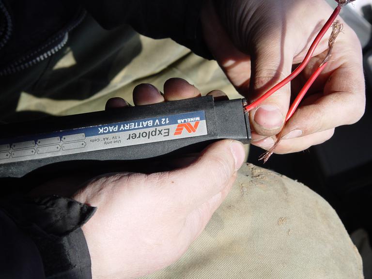 Первый коп Никольск. Валера забыл аккумулятор от своего Sovereign, не возвращаться же из-за такой мелочи домой, приспособили аккумулятор от Explorer XS. Пара проводов, скотч и можно работать. 