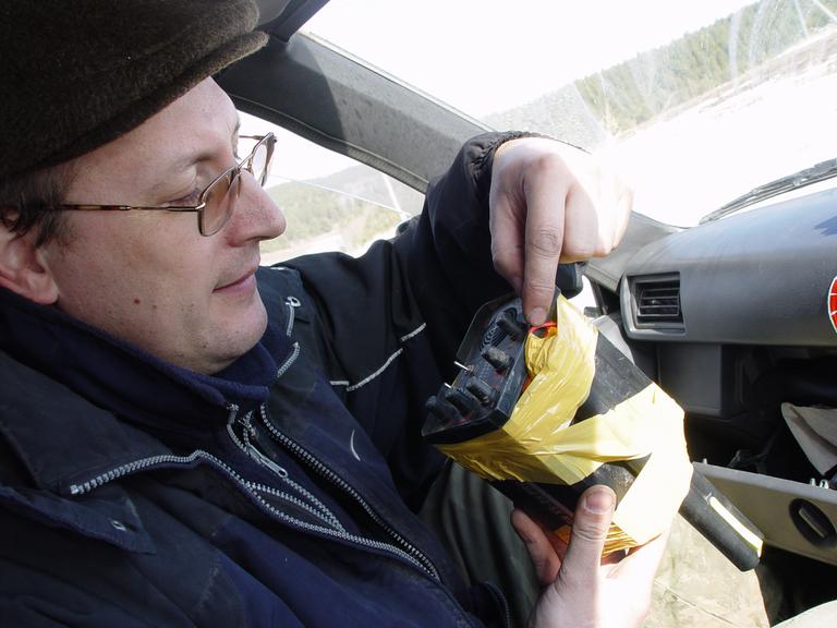 Первый коп Никольск. Валера забыл аккумулятор, не возвращаться же из-за такой мелочи домой, приспособили запасной аккумулятор от моего Explorer. Пара проводов, скотч и можно работать. 