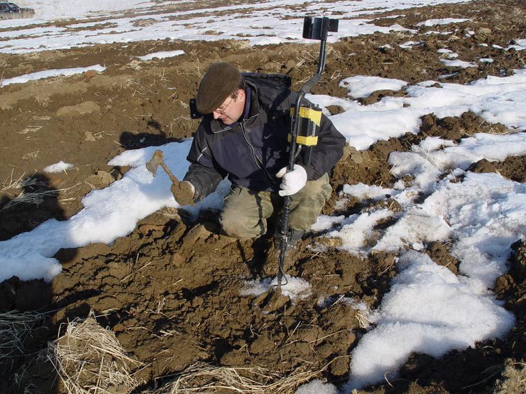 Первый коп Никольск. Земля еще не везде оттаяла, что-то приходится и вырубать топором из мерзлой земли. 