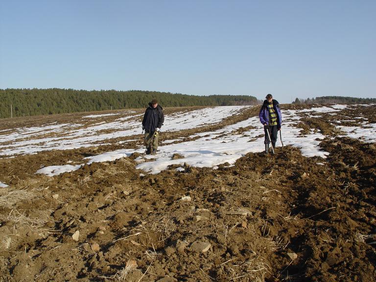Первый коп Никольск. Первым оттаивает пашня на южном склоне холма. Сейчас это единственное место, где земля уже копается.
