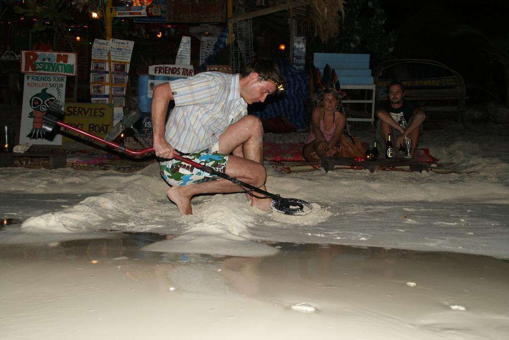 Засидевшиеся в барах отдыхающие с интересом и любопытством наблюдали за мной, не создавая мне проблем, воспитанные европейцы одним словом. Тайланд, Lipe, январь 2010 г.