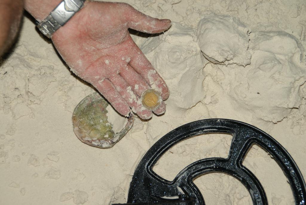 Вместо пляжного совка использую обычную раковину, песок хорошо копается. Находка, монета в 10 бат. Тайланд, Lipe, январь 2010 г.