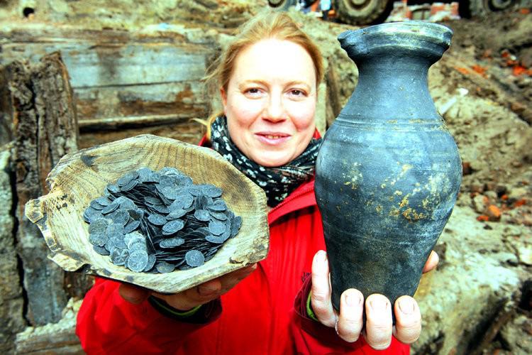 В выгребной яме нашли 2000 серебряных монет и другие интересные находки