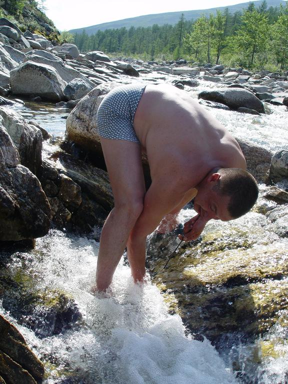 Пытаемся и еще раз пытаемяс поддеть золотой самородок крючком и вытащить его из трещины