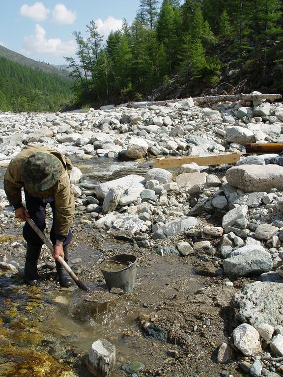 работа старателя - бери больше, насыпай полней,  пока несешь отдыхай