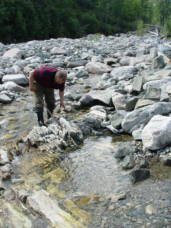 Разбирая щетки ломом руками доставают породу из образовавшихся трещин