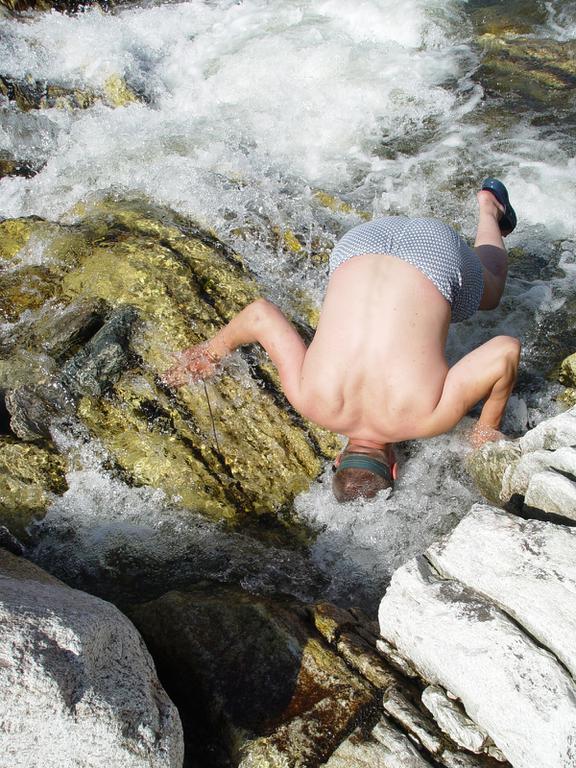 Самородок хорошо виден в маске  вот он торчит, но глаз видит, а зуб неймет Крепко засел в трещине