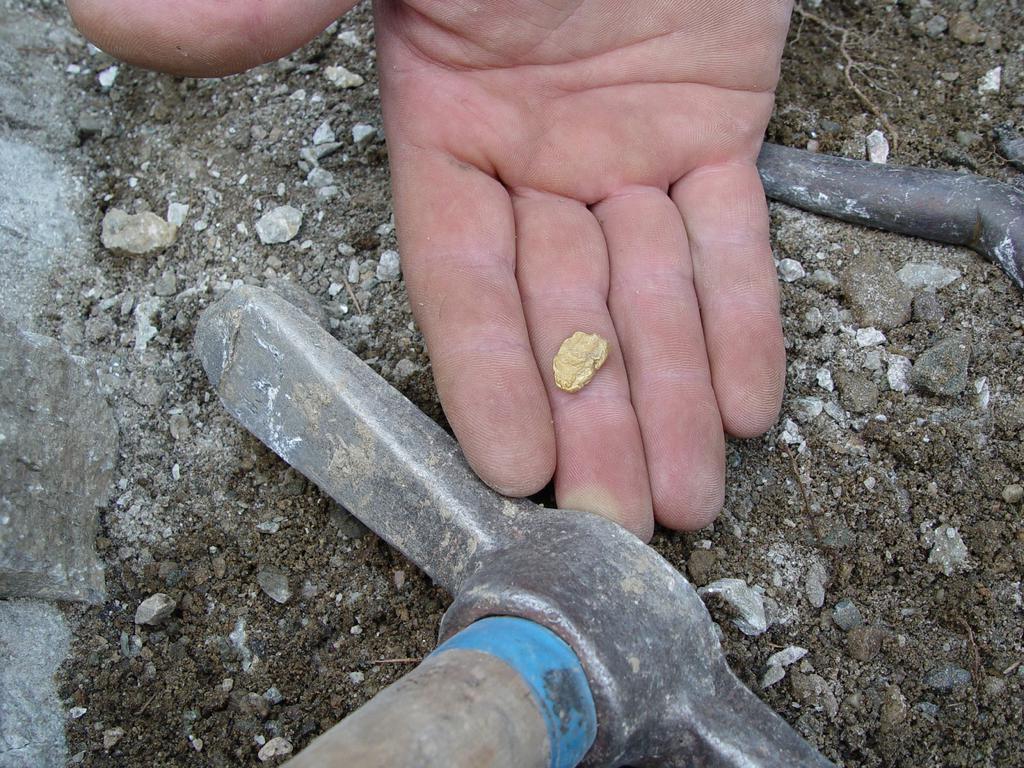 Старатель получает вознаграждение за свой нелегкий труд самой твердой валютой – золотом Наверно ради этого стоит работать