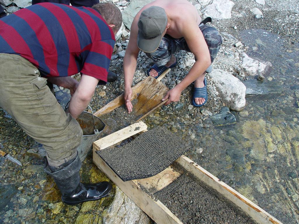 Съемка золота с проходнушки в лоток для дальнейшей промывки