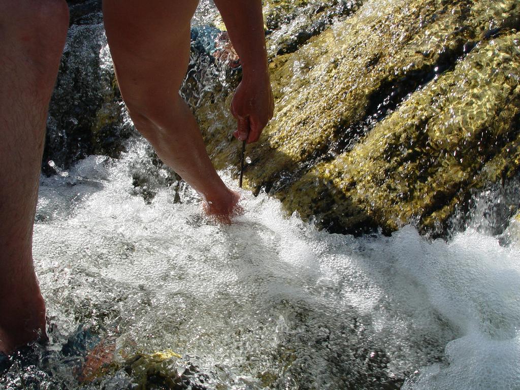 Трещина и в ней золотой самородок, совсем близко, рукой нащупываешь его ровные окатанные края Скребем проволокой и-и-и