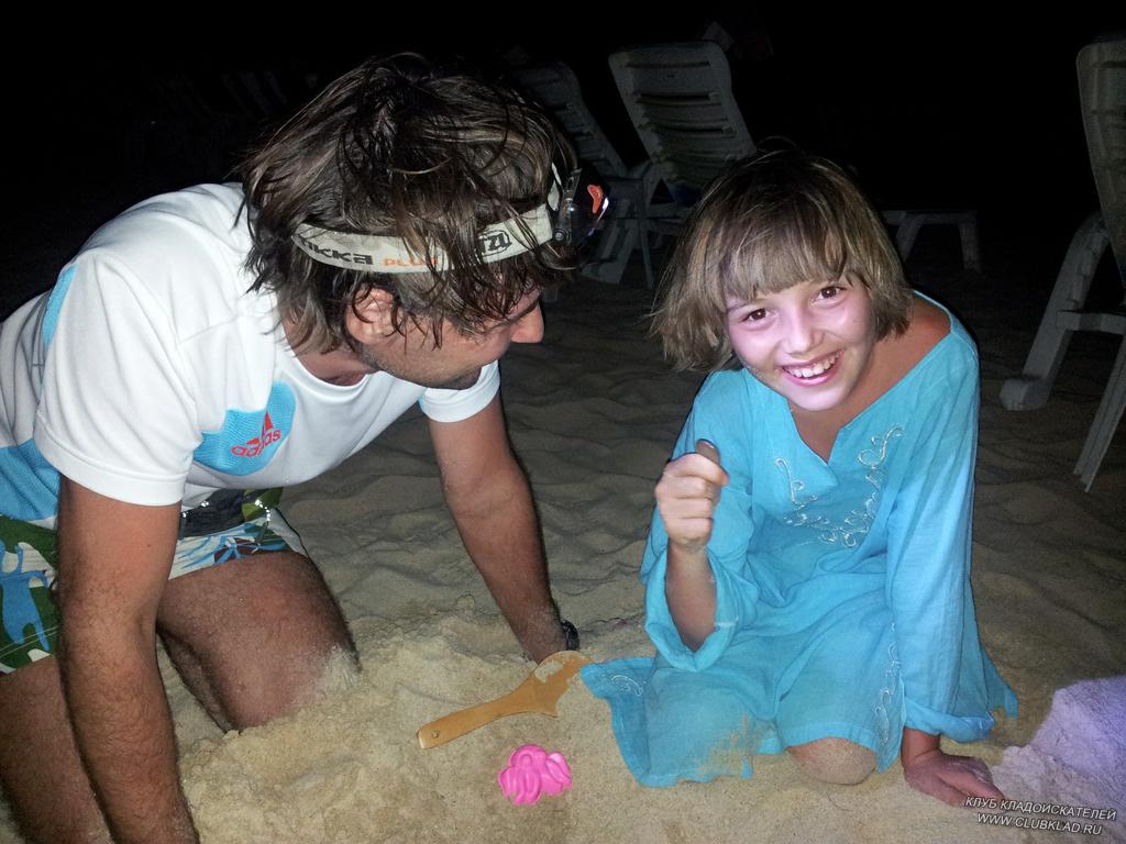 Вот она, наша монетка! находки кладоискателей на пляже