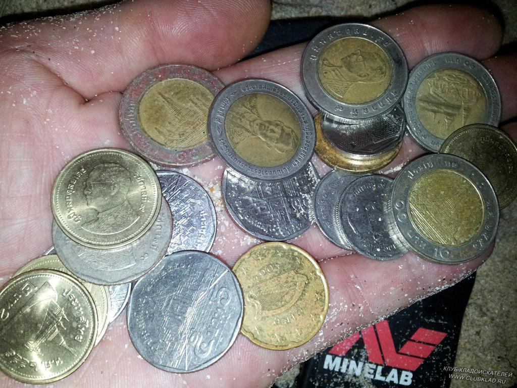 вечерний улов с пляжа на пару кокосов точно насобирали