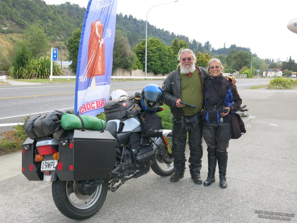 4-4 Едут по НЗ на мотоцикле, бородатый руль крутит, а та, что без бороды в заде сидит, чтобы не скучно бородатому было