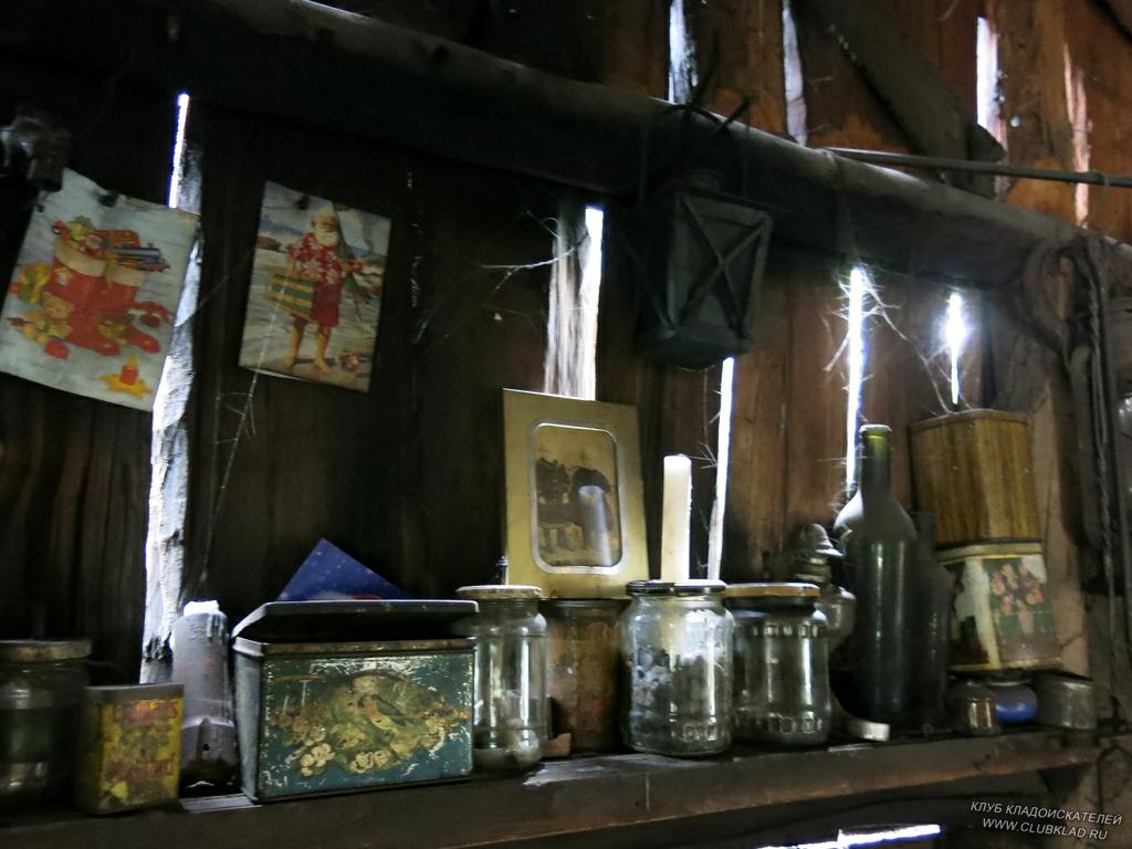 6-30 камин, чайник на тлеющих углях, старинная керосиновая лампа,  черно-белые фотографии, открытки и паутина