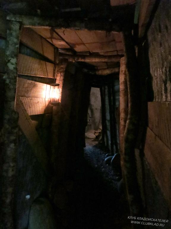 23-07 Тут же, у дома, вход в золотодобывающую штольню, где-то в глубине висит фонарь-летучая мышь