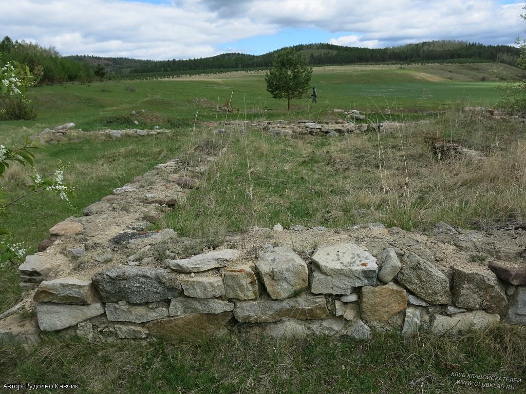Село Шокша расположено на высоком берегу у реки Хорошо сохранился фундамент большого здания
