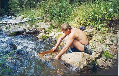 Промывка породы сибирским лотком. Вода ледяная, руки мерзнут, просто писец.