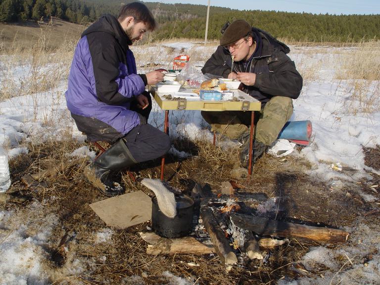 Первый коп Никольск. Традиционный обед кладоискателя: Доширак с нажористыми химикалиями и чай сваренный на костре. - Иркутская обл, Никольск, 29 мартя 2003