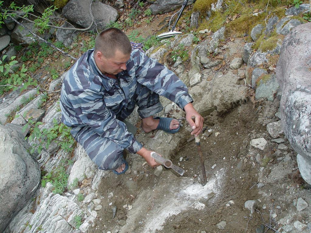 Расширяем трещину чтобы извлечь из нее самородок. Он оказался под плитняком, как он туда забился неизвестно