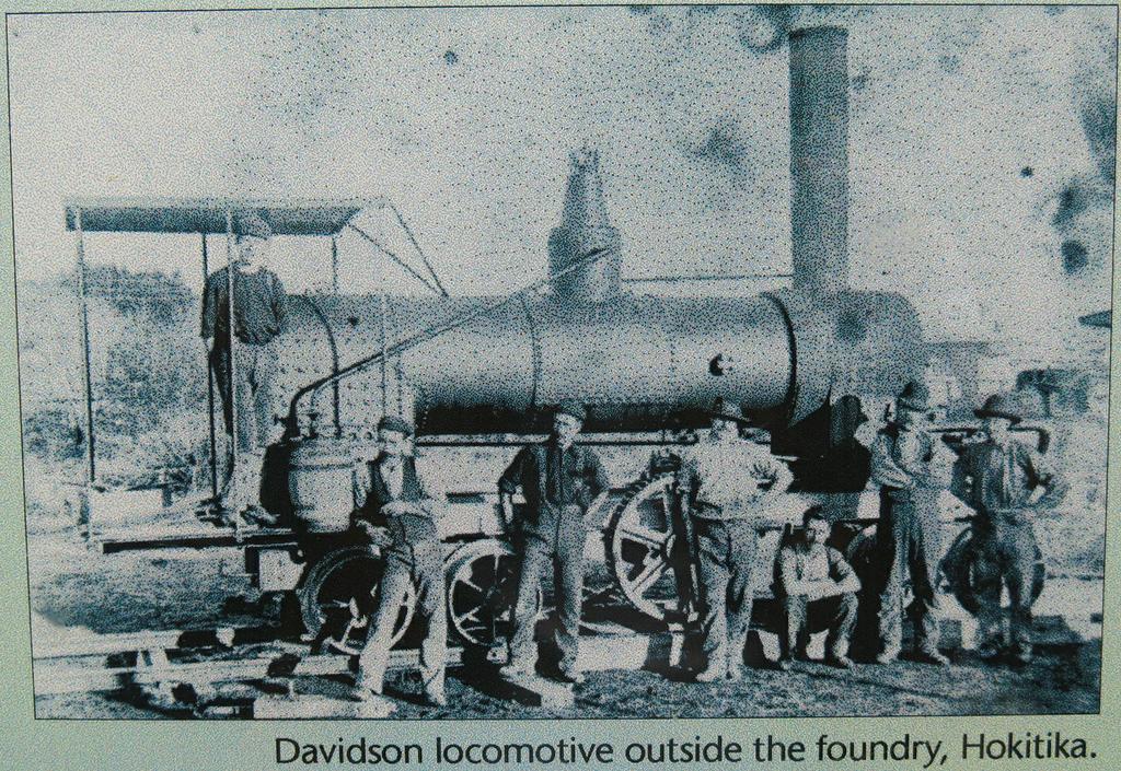 6-7 паровоз Davidson locomotive полноприводный стоит прямо у тарассы Новая Зеландия