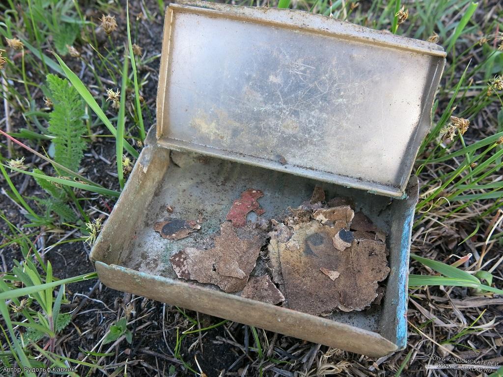 Алюминиевая шкатулка в которой находилось несколько игральных карт К сожалению карты рассыпались сразу как только к ним прикоснулись находки в селе Удыча