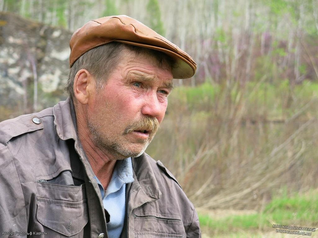 Деревенский житель, Анатолий. О состоянии дороги мы расспросили у местных охотников