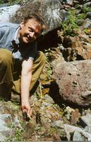 Самородок 17 граммов, найден металлоискателем на отработанной еще дедами террасе под консервной банкой. Ручей Кедровке левый берег, цокольная терраса.  На фото Кавчик Борис Константинович.