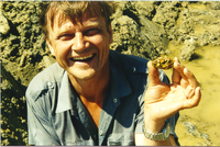 Кавчик Борис Константинович и его добыча, самородок массой 175 граммов. Найден при испытании металлоискателей.  