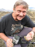 Небольшой самородок найденный металлоискателем E-Trac в сильно минерализоанной почве. В этом месте X-Terra 705 работать не смог из-за сильной минерализации. Что E-Trac смог находить такой мелкие самородки, даже я был удивлен. На фото Кавчик Борис.  