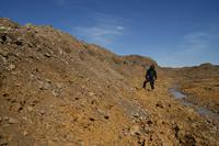 Поиск золотых самородков в борту полигона с металлоискателем GPX