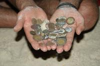 За полтора часа улов составил 138 бат + 20 малазийских сенам, одна медная подвеска, ключик и какое-то медное колечко. Тайланд, Lipe, январь 2010 г.