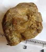 В кварце иногда визуально различимо золото размером 1-3 мм