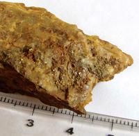 В кварце иногда визуально различимо золото размером 1-3 мм такой самородок найти металлоискателем черезвычайно сложно слишком