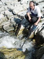 Всё, самородка больше нет в трещине. Мы не смогли его поймать