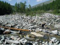 Для подачи ровного потока воды приспособили трубу оставшуюся от старательской артели