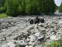 из-за кустов выкатился на огромных колесах не иначе как луноход и лихо пошлепал по камменистому руслу