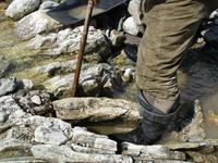 Разбирая щетки ломом, руками достаешь породу из образовавшихся трещин