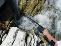 Самородок в щели скрыт ледяным потоком Металлоискатель четко показывает цветной сигнал