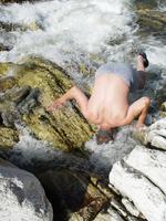 Самородок хорошо виден в маске  вот он торчит, но глаз видит, а зуб неймет Крепко засел в трещине