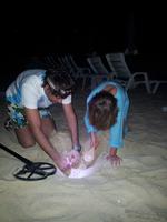 Вместе весело копать пляжный поиск с металлоискателем в Таиланде