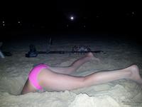 Олеся весело разгребает песок, углубляясь к центру земли