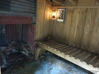 21-07 деревянная кровать, лампа, фотография и больше нечего Правильно, зачем лишнее работать  товарища нужно, очень хочется работать, семья большая, кушать шибко хочет